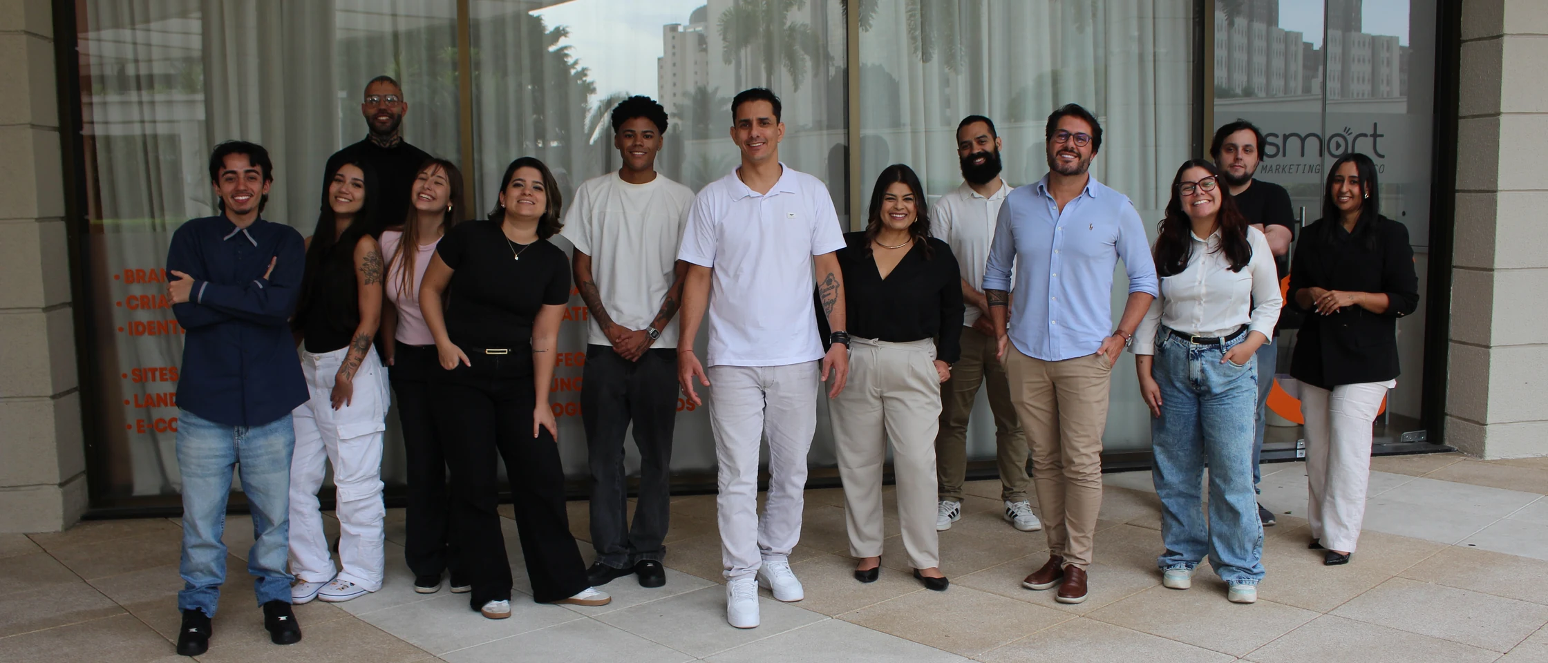 Equipe Smart Marketing em frente ao escritorio